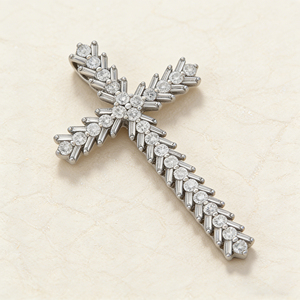 สร้อยคอจี้รูปกางเขนแบบคลาสสิก ชุบทองคำขาว 10K/14K/18K ประดับเพชร CVD ผลิตในห้องปฏิบัติการ ของขวัญสำหรับโอกาสพิเศษ - Product Image 4