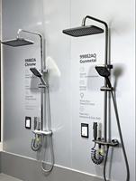 Ensemble de robinetterie de douche moderne de luxe gris chromé avec affichage numérique, système de jet de pluie haute pression, douchette à main et barre coulissante pour villa