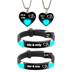 Ensemble collier et bracelet en acier inoxydable lumineux en forme de cœur « I Love You » tendance et très vendu pour lui/elle - Product Image 4