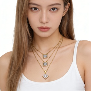สร้อยคอจี้เพชรเซอร์โคเนียทรงสี่เหลี่ยมสามชั้นชุบทอง 18K จาก Hengdian Jewelry ขายส่ง - Product Image 4