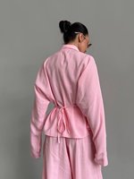 Nouvel ensemble deux pièces élégant pour femme 2026 : blazer rose uni et pantalon long avec laçage à la taille, idéal toutes saisons