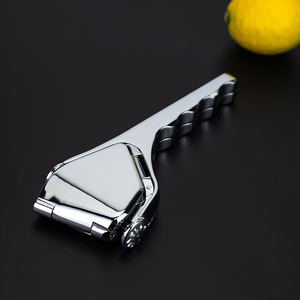 Exprimidor de mano plano de aleación de Zinc portátil, exprimidor de <span class=keywords><strong>lima</strong></span> y limón fácil de usar con colador incorporado <span class=keywords><strong>para</strong></span> herramientas de barra de extracción de cítricos - Product Image 1