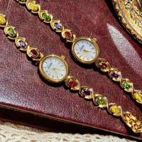 Nouvelle montre vintage pour femme avec pierres précieuses colorées, bijoux rétro personnalisés de luxe léger, montre-bracelet dorée noble, petite et mignonne