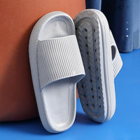 Sandales et Tongs Personnalisées en Gros pour l'Été 2025 – Confort Nuage pour Mariages, Modèles Ouverts pour Femmes et Hommes avec Semelle Extérieure en EVA