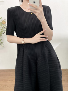 Robe plissée à col rond et manches courtes Miyake pour femme, décontractée, confortable, taille ajustée, longue, élégante, rajeunissante - Product Image 5