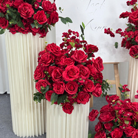 Boule de fleurs artificielles en soie rouge sur mesure avec feuilles vertes pour décorations de mariage, banquets et rentrée scolaire - Faite à la main et écologique