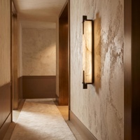 Applique murale LED de luxe en albâtre naturel, style antique vieilli, avec cadre métallique bronze, idéale pour chambre, fond TV, couloir