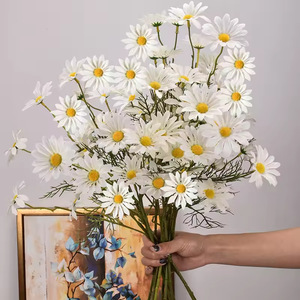 Spray de marguerites artificielles de haute qualité à 5 têtes pour la décoration d'événements - Product Image 1