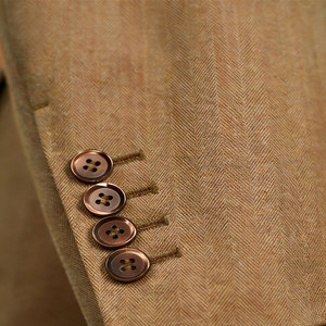 ชุดสูท<span class=keywords><strong>ผู้ชาย</strong></span>สีน้ำตาลขี้ม้า ผ้าขนสัตว์เนื้อดี ตัดเย็บพอดีตัว พร้อมกระเป๋าแต่งโซ่และ<span class=keywords><strong>เข็มกลัด</strong></span> เหมาะสำหรับโอกาสทางธุรกิจและงานที่ต้องการความมีสไตล์ - Product Image 2