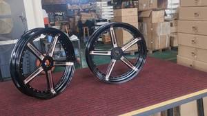 Roues en aluminium noir brillant CNC personnalisées pour Harley, moyeu arrière de 18 pouces, adaptées aux modèles Glide de 2008 à 2019. - Product Image 4