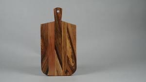 Planche à découper en bois charmante, un mélange délicieux de fonctionnalité et d'artisanat rustique, fabriquée à partir de matériaux de haute qualité. - Product Image 4