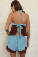 Ensemble de maillot de bain deux pièces personnalisé en tissu recyclé, couleur contrastante, avec haut à volants à nouer et short taille haute