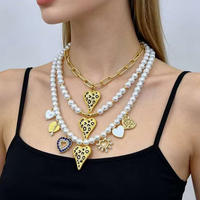 Collier tendance CH-HDN2265 plaqué or avec pendentif coquillage cœur, collier de perles avec pendentif coquillage cœur, collier à fermoir perles et perles de cuivre