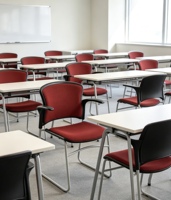 Chaise de conférence ergonomique moderne rembourrée en tissu, siège de réunion avec dossier solide et base en métal pour bureaux et salles de réunion scolaires