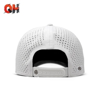 Casquettes de sport respirantes et imperméables à 5 panneaux avec patch PVC personnalisé, haute qualité, réglables, à trous découpés au laser