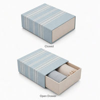 Boîte cadeau rigide recouverte de tissu bleu clair avec logo personnalisé pour l'emballage de linge de maison, ensemble de serviettes