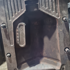 Molde de caña de plástico de calidad superior Molde de soplado de 1-10 litros para una producción eficiente de agua y aceite químico - Product Image 1