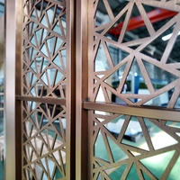 Paravent en métal de style chinois moderne, design ajouré décoratif avec base en faux pierre pour hall d'entrée de villa