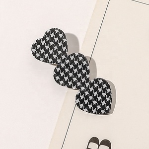 <span class=keywords><strong>YANE</strong></span> Pince à cheveux en acrylique noire et blanche à motif vague, forme cœur, pour femme, style japonais et coréen, adorable - Product Image 4