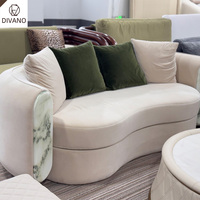 Anpassbares Samt-Sofa Luxuriöser Akzentstuhl Sofa Foshan Boutique Hochwertige Möbel mit Marmorsockel
