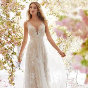 Robe de mariée tendance en dentelle brodée, dos nu, blanche - Product Image 5