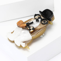 Broche en acrylique en forme de chien avec chapeau melon et lunettes rondes pour revers de costume homme, 67x45mm, 4 couleurs