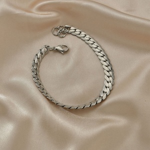 สร้อยข้อมือสแตนเลสสตีลลายนูนแบบฟิกาโรคิวบันลิงค์ ดีไซน์เฉพาะตัว - Product Image 3
