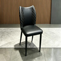 Chaise de salle à manger moderne en cuir à motif griffes de chat, avec détails de couture écaille de poisson, pieds en métal noir, pour espaces salle à manger et cuisine