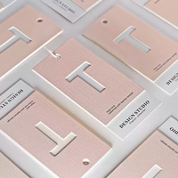 Sacs écologiques personnalisés à double couche en carton texturé fin, avec initiales découpées inversées, couleur rose douce et blanc croustillant