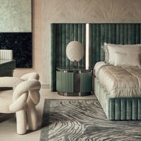 Lit King/Queen Size en velours vert de luxe italien avec grande tête de lit et veilleuse, ensemble de meubles de chambre modernes pour villa