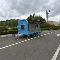 Remorque alimentaire mobile de 3,9 m à 4 roues avec barre de remorquage en fibre de verre, capacité de 200 unités, 110V/220V/380V, machine à café, chariot à hot-dogs, four à pizza