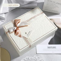Boîte cadeau en carton rigide de luxe léger, emballage en papier texturé PU avec lamination mate recyclable, design ondulé personnalisé à la mode