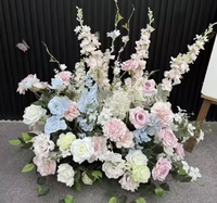 Arrangement floral de mariage tendance 2026 en rayonne rose et bleue pour allée de mariage et décoration d'entrée de mariage