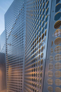 Mur rideau perforé en aluminium moderne, finition anodisée, anti-corrosion, design extérieur de bâtiment - Product Image 6