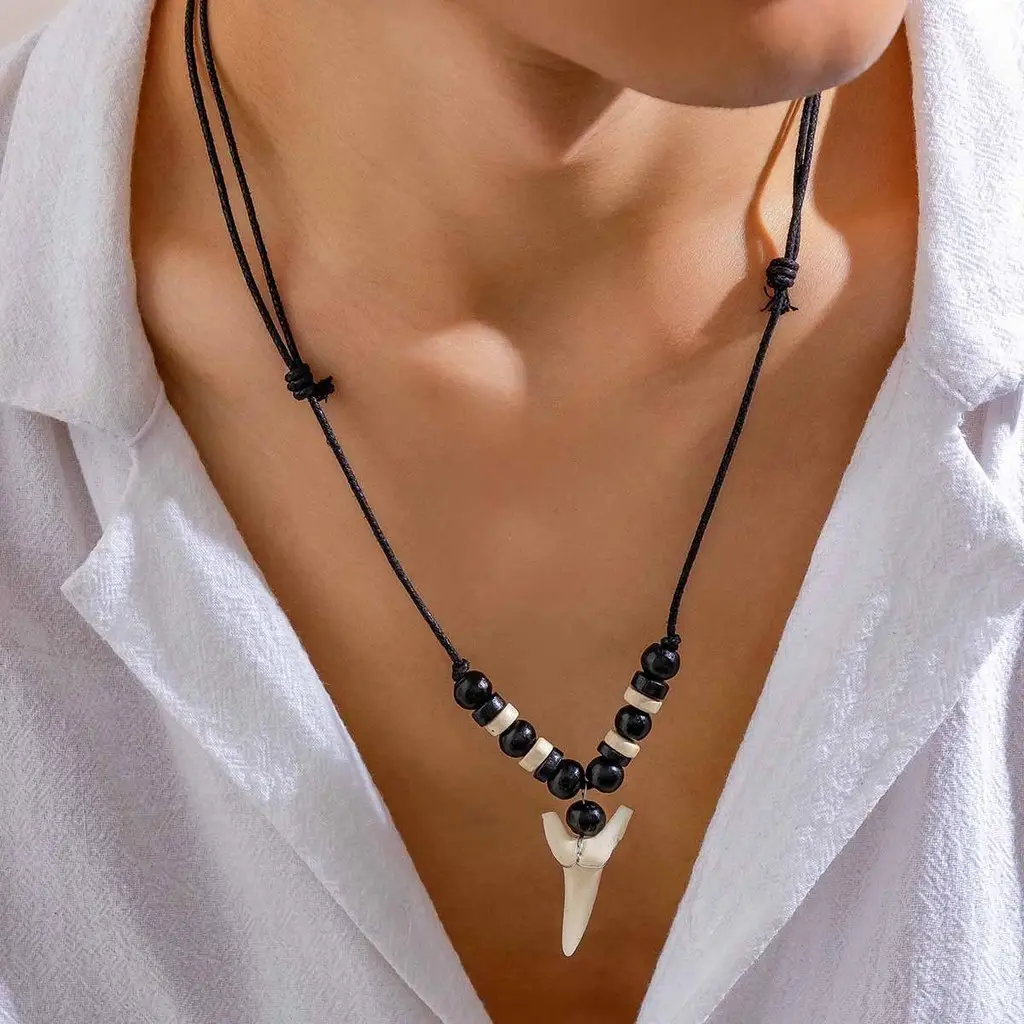 Individuelle hölzerne Perlen verstellbare Halskette für Herren Nische Nachahmung Haizahn Anhänger Halsketten Herren Schmuck