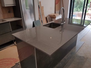 Dalle de quartz Metropolitan – Quartz gris élégant pour les intérieurs et applications extérieures modernes - Product Image 2