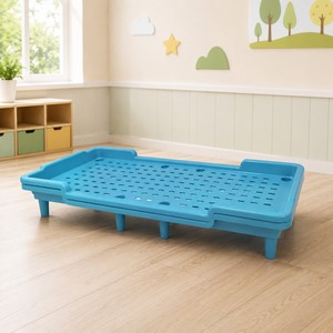 <span class=keywords><strong>Lit</strong></span> d'enfant <span class=keywords><strong>empilable</strong></span> en plastique pour bébés et enfants, design moderne, coins arrondis sécurisés, mobilier de sommeil durable pour garderie, personnalisation OEM - Product Image 1
