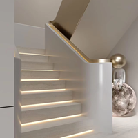 Escalier en spirale moderne en structure acier pour villa, usage intérieur, marches antidérapantes, garde-corps en acier, sûr et durable