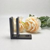 Pince à verre murale en L à mâchoire étroite, 90 degrés, en acier inoxydable, revêtement poudré, surface mate, avec coussinet en silicone, plaque de fixation angulaire