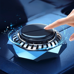 น้ำหอมปรับอากาศในรถยนต์แบบแข็ง กลิ่นหอมอโรมาเธอราพี หมุนได้ด้วยพลังงานแสงอาทิตย์ ช่วยขจัดกลิ่นไม่พึงประสงค์ได้อย่างมีประสิทธิภาพ - Product Image 1