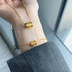 Nuevo Collar con Letras Doradas de Estilo Antiguo 2025 para Mujer, Diseño Minoritario de Lujo Ligero, Combinable con Todo, Regalo Ideal - Product Image 1