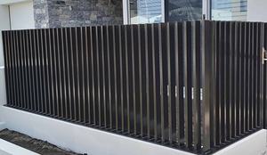 Nouvelle <span class=keywords><strong>lame</strong></span> en aluminium architecturale en bois traité thermiquement pour mur de clôture <span class=keywords><strong>Composite</strong></span> horizontale 3D conçue pour les cours clôturant les portes en treillis - Product Image 2