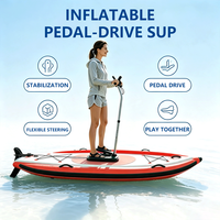 Planche de paddle gonflable détachable pour la pêche récréative sur l'eau avec système de propulsion à pédales et grand rotor arrière