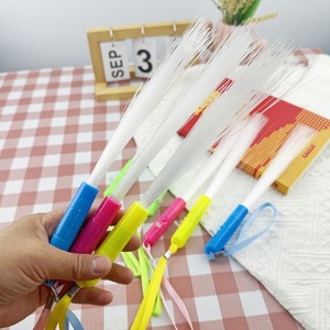 Bacchette Luminose a LED <span class=keywords><strong>per</strong></span> <span class=keywords><strong>Feste</strong></span> <span class=keywords><strong>di</strong></span> <span class=keywords><strong>Compleanno</strong></span>, Accessori <span class=keywords><strong>per</strong></span> Intrattenimento, Bastoncini in Fibra Ottica Lampeggianti che si Illuminano al Buio <span class=keywords><strong>per</strong></span> Bambini e Adulti - Product Image 5