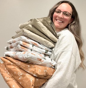Bolsas de envío pequeñas de 10x13 negras mate recicladas respetuosas con el medio ambiente personalizadas, <span class=keywords><strong>embalaje</strong></span> de bolsa de correo de paquete biodegradable exprés - Product Image 4