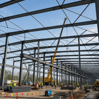 Entrepôt à structure en acier architecturale à grande portée avec toit photovoltaïque solaire et puits de lumière clairvues, hall de stockage préfabriqué sur mesure