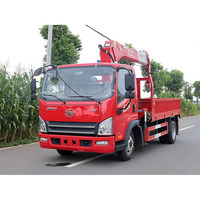 Les grues de camions Jiefang sont équipées de grues télescopiques hydrauliques Chengli de 5 tonnes pour le levage de marchandises de construction.