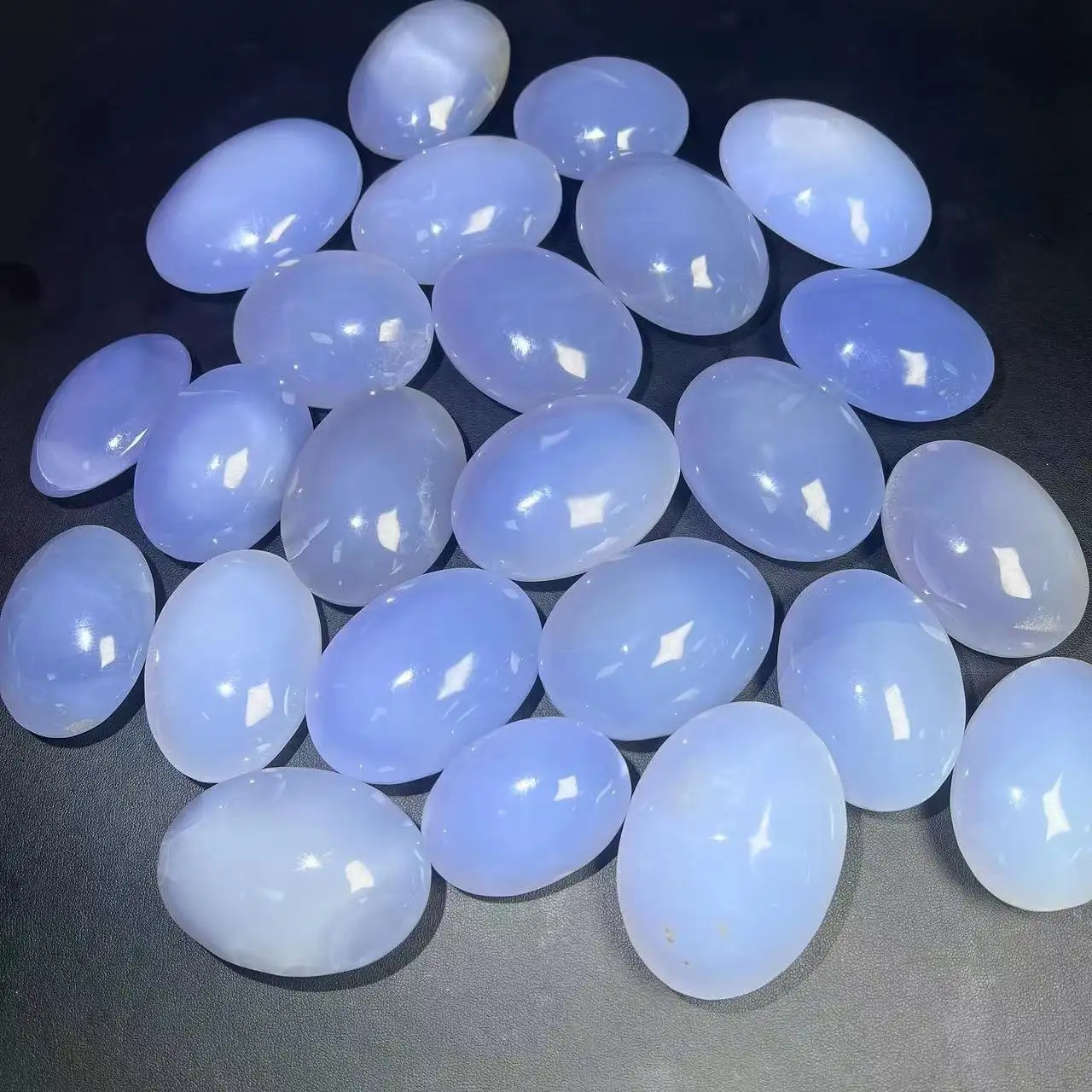 Pedras de palma de cristal de quartzo, pedras naturais de palmeira azul de cristal de chalcedony para lembrança de presente