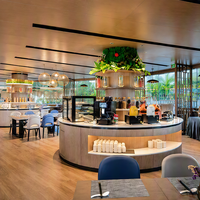 Ensemble de mobilier moderne pour hôtel et restaurant : Tables à manger en bois sur mesure, chaises rembourrées, comptoir buffet pour l'hôtellerie et la restauration