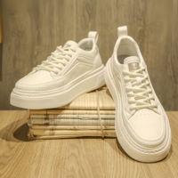 Chaussures décontractées tendance, design de luxe léger, semelle épaisse pour homme, élégantes et polyvalentes, chaussures blanches toutes saisons